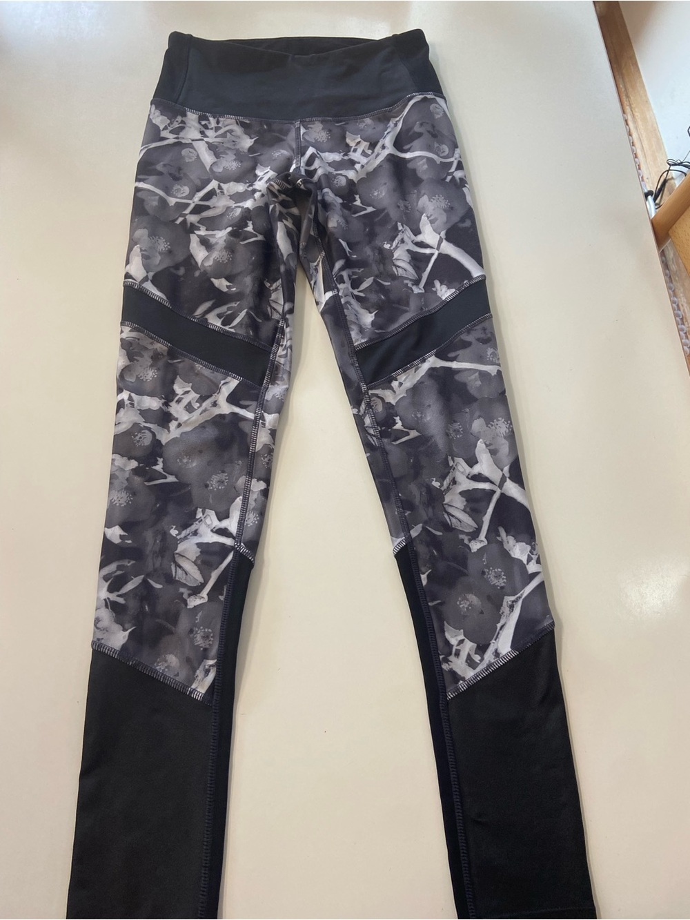 Mondetta Black/Gray Floral Print Athletic Leggings Back Pocket women’s size XS